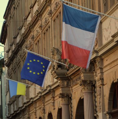 Fransa 'daki antik sarayda üç Avrupa ve Fransız bayrağı