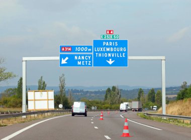 Fransız şehri Nancy Metz Paris 'e ve daha fazla yere ulaşma talimatlarıyla otoyoldaki yol tabelası.