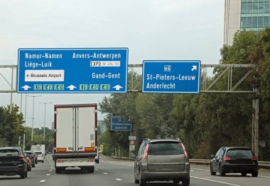 Otoyoldaki büyük yol tabelası Belçika 'nın şehrine nasıl gidileceğini gösteriyor.
