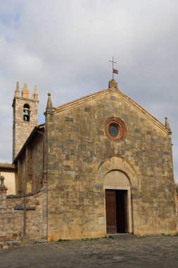 İtalya 'da Siena yakınlarındaki Toskana' daki Monteriggioni köyündeki Kutsal Meryem Kilisesi.