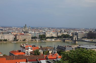 Budapeşte 'nin ufuk çizgisi yukarıdan ve Tuna Nehri' nden ve Zincir Köprüsü 'nden ve diğer anıtlardan görülüyor
