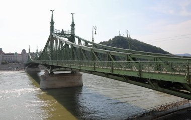 Budapeşte Macaristan 'daki Citadella Köprüsü veya Özgürlük ve Tepesi