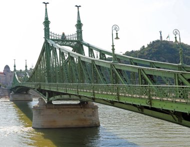 Macaristan 'ın Budapeşte bölgesindeki Tuna Nehri üzerindeki Uzun Özgürlük Köprüsü