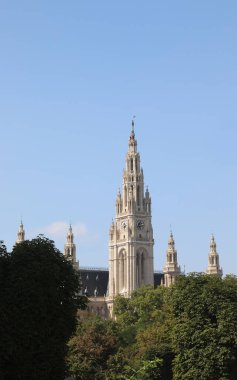 Viyana Belediye Binası kulesine yerel yönetimin Wiener Rathaus koltuğu da denir.