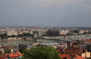 Macaristan 'ın başkenti Budapeşte, Tuna Nehri ve Zincir Köprüsü ve diğer anıtlardan görüldü