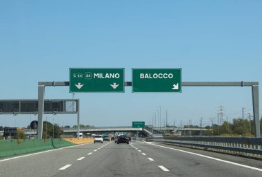 İtalya 'nın kuzeyindeki Milano veya Baloco kasabalarına gitmek için otoyol tabelası