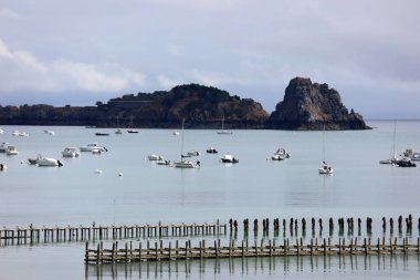 Fransa 'nın kuzeyinde, Brittany' nin Cancale kasabası yakınlarındaki marinada çok sayıda tekne var.