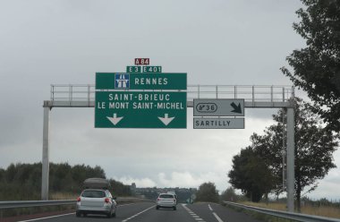 Kuzey Fransa 'daki Mont Saint Michel tatil köyüne ulaşmak için büyük yol tabelası