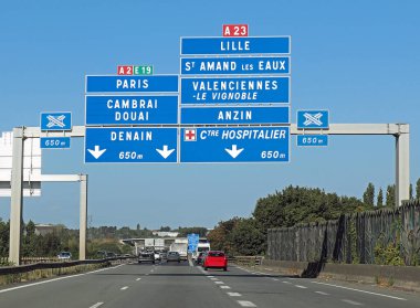 Paris 'e ya da Lille' e ulaşmak için Fransız bölgelerindeki büyük yol tabelası.