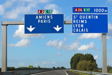 Paris 'e, Amiens' e ve diğer yerlere ulaşmak için Fransız bölgelerindeki büyük yol işaretleri.