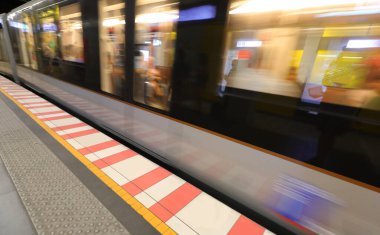 Metro vagonunu metropolün yeraltı terminalinden hareket ettiriyor.