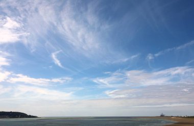 Sen Nehri 'nin ağzının altında Ayı Şehri' nin yanında ve mavi gökyüzünün üstünde beyaz bulutlarla.