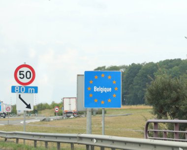 Fransa ile Belçika arasındaki Belçika sınırında büyük yol tabelası ve Fransızca metni