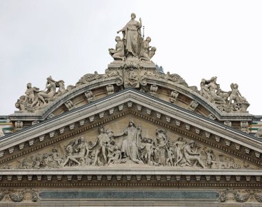 Brüksel, B, Belçika - 19 Ağustos 2022: Borsa Sarayı ve Cephe Heykelleri