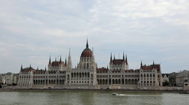 Budapeşte, B, Macaristan - 18 Ağustos 2023: Macaristan Parlamentosu ve Tuna Nehri ve bir tekne