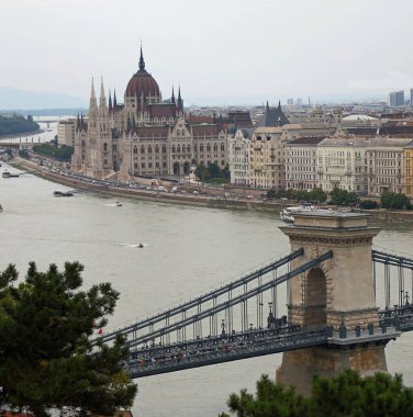 Budapeşte, B, Macaristan - 18 Ağustos 2023: Tuna Nehri üzerinde Parlamento Binası ve Zincir Köprüsü ile Skyline