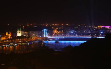 Budapeşte, B, Macaristan - 20 Ağustos 2023: Gece Zincir Köprüsü 'nde Işık Göster