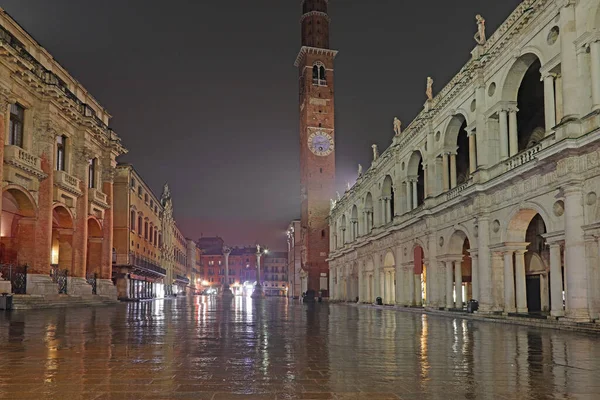 Vicenza, VI, İtalya - 15 Ocak 2023: Kuzey İtalya 'daki Vicenza City' nin gece manzarası