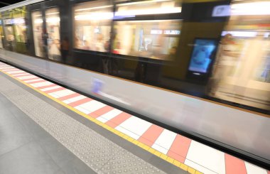 Metro vagonunu metropolün yeraltı terminalinden hareket ettiriyor.