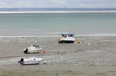Fransa 'nın kuzeyindeki Cancale köyünde dalgalar çekildiğinde kıyıya vuran tekneler.