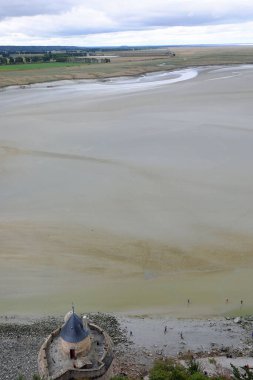 Kuzey Fransa 'daki Mont Saint Michel Manastırı' ndan geniş panoramik manzara alçak gelgitte görülüyor