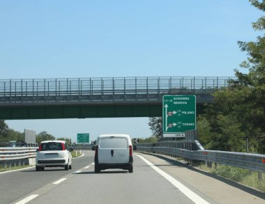 Kuzey İtalya 'da bazı yerlere ulaşmak için yol işaretleri olan İtalyan otoyolları
