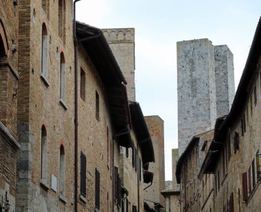 İtalya 'nın orta kesimindeki Siena yakınlarındaki antik San Gimignano şehrinin duvarcılığından yapılmış uzun antik kuleler.