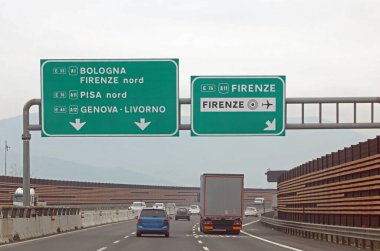Otoyoldaki Bologna Florence ve Ceneviz şehirlerine ulaşmak için kavşak işaretleri.