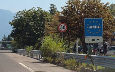 İtalya ile Slovenya arasındaki sınırda büyük yol tabelası ve saatte 50 km hız sınırı