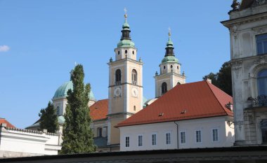 Orta Avrupa 'nın Ljubljana başkenti Slovenya' daki St. Nicholas Kilisesi 'nin bakır çatılı iki çan kulesi.