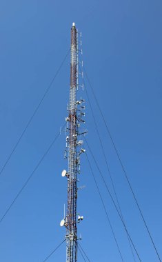 Çok güçlü antenleri olan yüksek telefon ve veri sinyalleri yineleyici