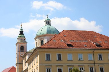 Sarayı olan Ljubljana şehri ve çan kulesi ve büyük kubbesi olan Aziz Niklas Kilisesi 'nin arkasında.