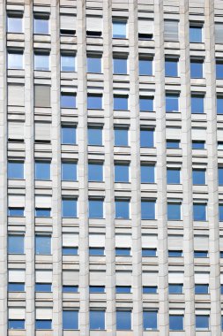 Amerikan gökdeleninin arka plan ve ofis pencereleri beton ve camlı ve insansız