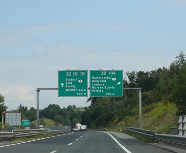 Avusturya şehirlerine veya Macaristan 'daki Budapeşte sınırına ulaşmak için otoyollardaki yol işaretleri