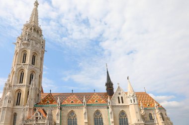 Macaristan 'ın başkenti Budapeşte' deki BUDA tepesinde renkli çatı kiremitleriyle neo-gotik tarzda Matthias Kilisesi