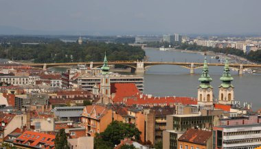 Macaristan 'daki Budapeşte' nin Tuna Nehri ve Margaret Köprüsü 'ne bakan panoramik nokta