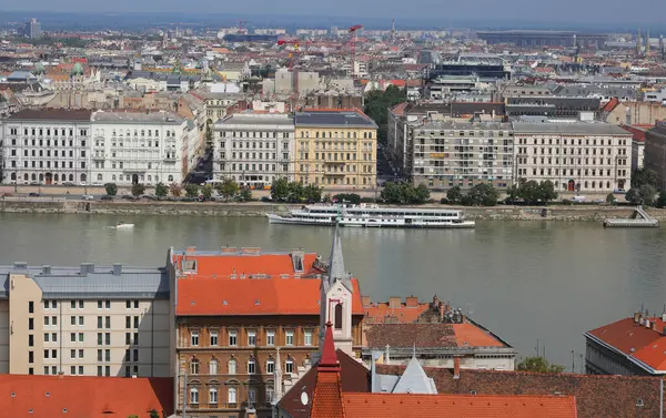 Budapeşte 'nin başkenti Macaristan ve Tuna Nehri' nin turistleri taşıyacak bir teknesi vardır.