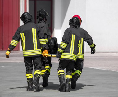 Dört cesur itfaiyeci kazadan sonra ciddi şekilde yaralanan kişiyi kurtarıyor.