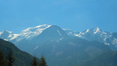 Mont Blanc 'ın hafif örtülü manzarası yazın karla kaplı zirveleri ve mavi gökyüzü