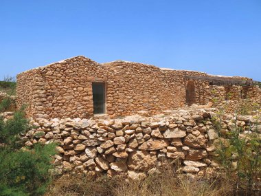 Sıcak Akdeniz bölgelerinin tipik kuru taş duvarlarıyla inşa edilmiş ev