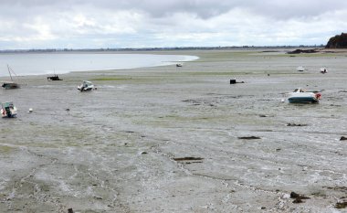 Fransa 'nın kuzeyindeki Cancale kasabasında pek çok tekne ve motorlu tekne karaya oturdu.
