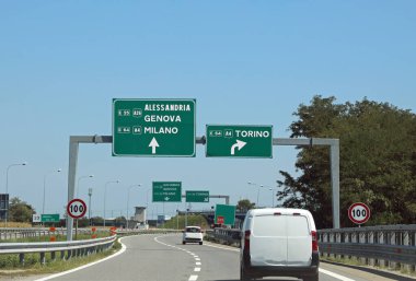 İtalya 'nın Milano kentleri Torino Ceneviz' e ve Kuzey İtalya 'da daha fazla yere gitmek için otoyol tabelası