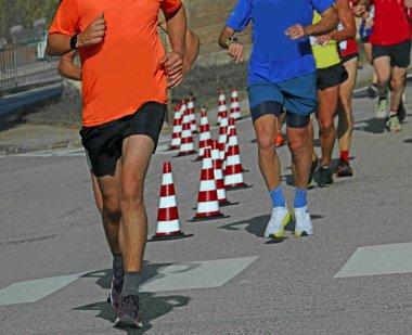 Şehirdeki yolda koşarken pek çok koşucunun bacakları