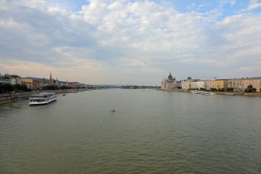 Macaristan 'ın başkenti Budapeşte' de turistleri taşımak için bir teknesi olan Tuna Nehri 'nin geniş manzarası.