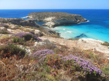 Lampedusa ve Tavşan Adası Akdeniz 'de Yazın mavi deniz