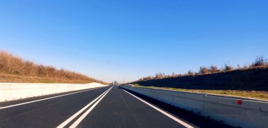 Geniş, yeni asfaltlanmış, çift hatlı bir yol. Bu da demek oluyor ki sollamak yasak.
