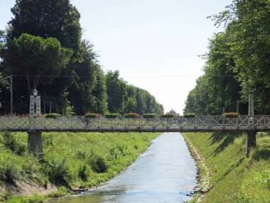Kuzey İtalya 'nın Vicenza şehrindeki Bacchiglione Nehri üzerindeki modern demir köprü.