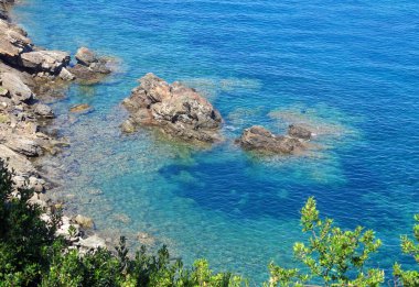 Koyda insanlar olmadan kristal berrak su ile güzel deniz manzarası