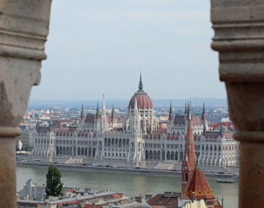 Budapeşte, B, Macaristan - 16 Ağustos 2023: Macar Parlamentosu binası ve geniş Tuna Nehri ile Tepeden Panoramik Görüş