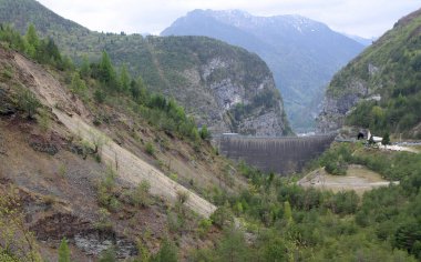 Longarone, PN, İtalya - 21 Nisan 2014: Vajont Barajı Büyük bir dağın düştüğü yer Ekim 1963 'te bir katliama neden oldu